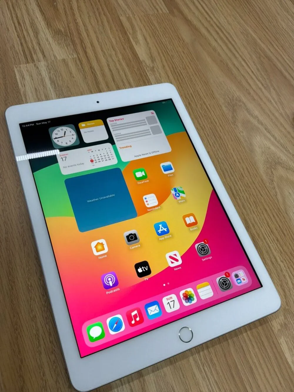 Apple iPad 6th Generation 32GB Wi-Fi + Cellular 9.7